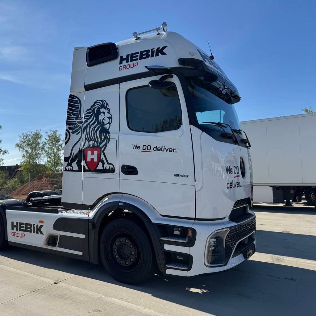 Zaparkovaný nakladní automobil HEBÍK GROUP