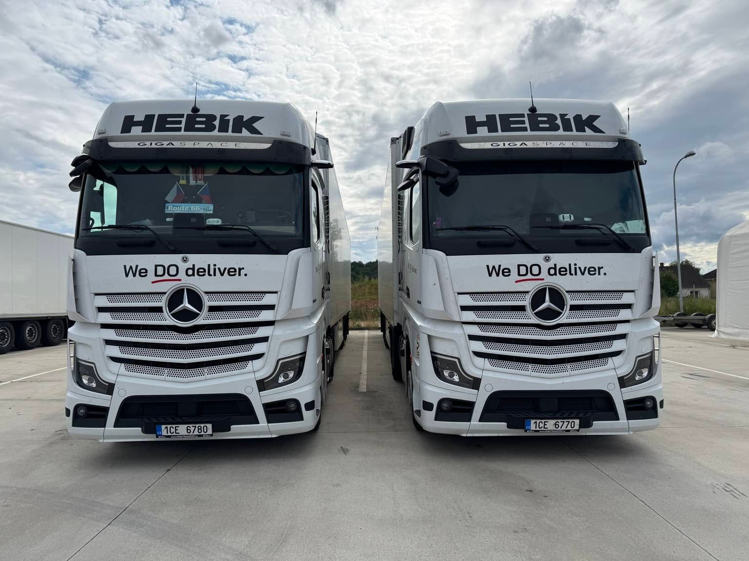 Zaparkované nákladní automobily HEBÍK GROUP