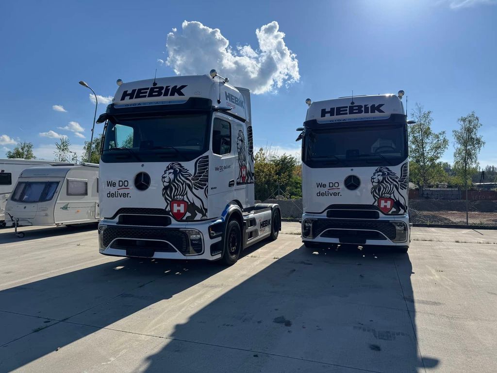 Zaparkované nákladní automobily HEBÍK GROUP